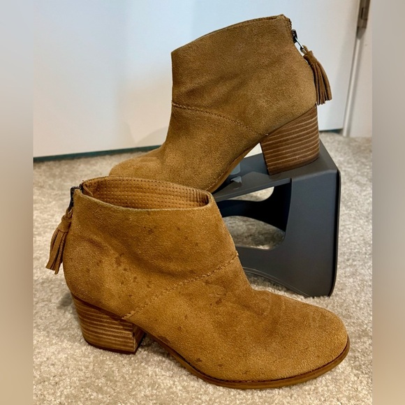 TOMS Tan suede ankle boots with tassels #ankleboots #suedeshoes - Picture 2 of 7